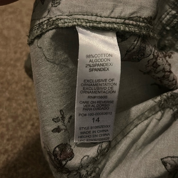 Democracy “Flex”- ellent Olive Green Floral Print Lightweight Utility Crop pant - Picture 9 of 10